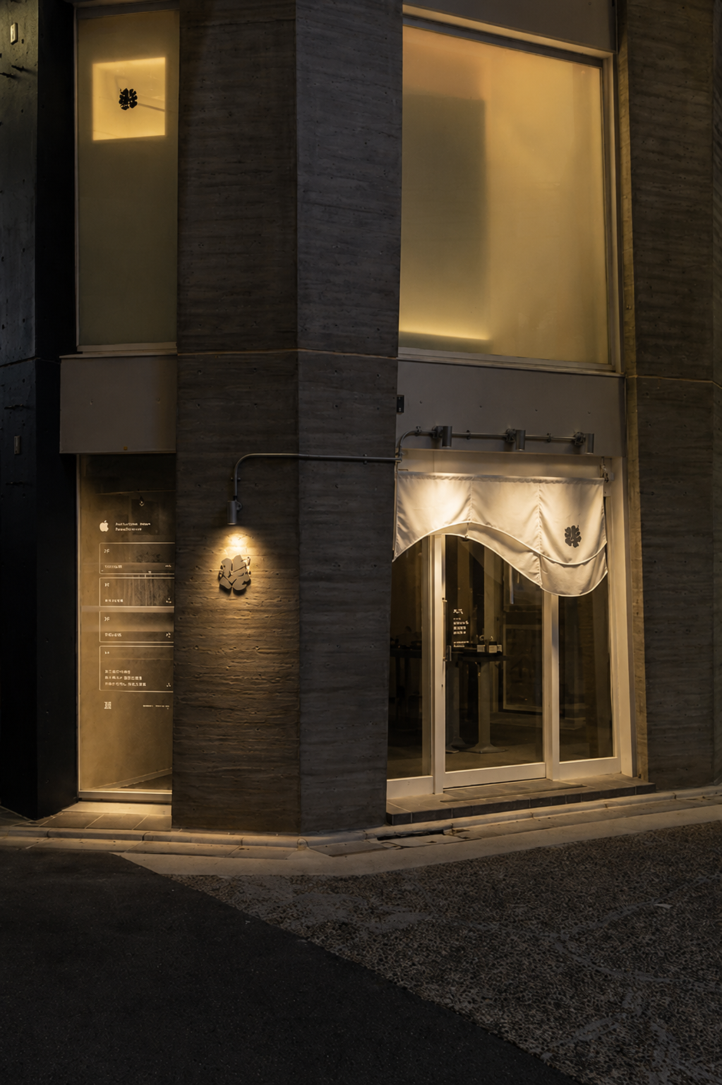 📷 夜の施設外観・入口の写真